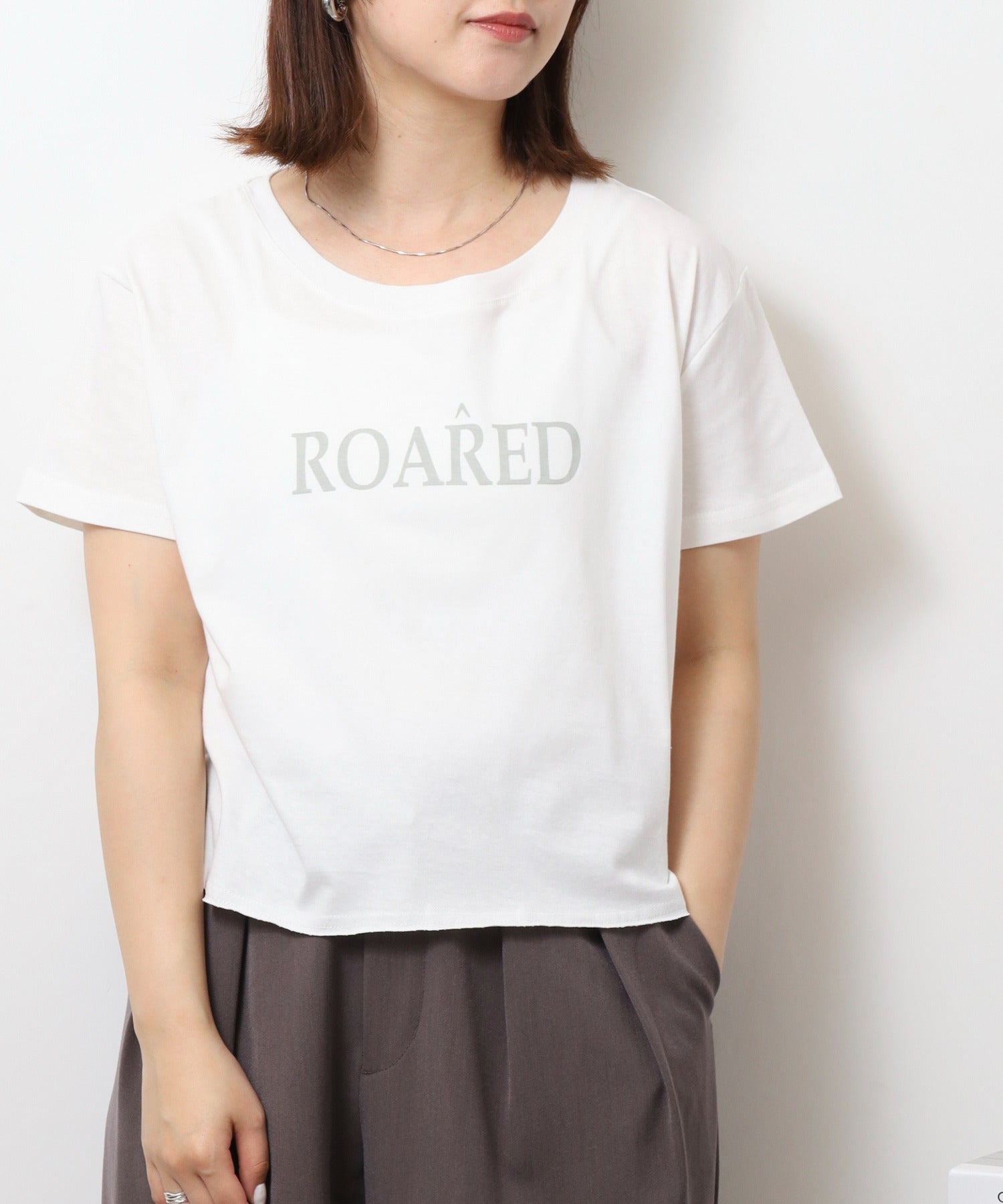 アットワン atONE ショート丈裾フリンジオーバサイズシルエットロゴプリントTシャツ （ホワイト2） ホワイト2