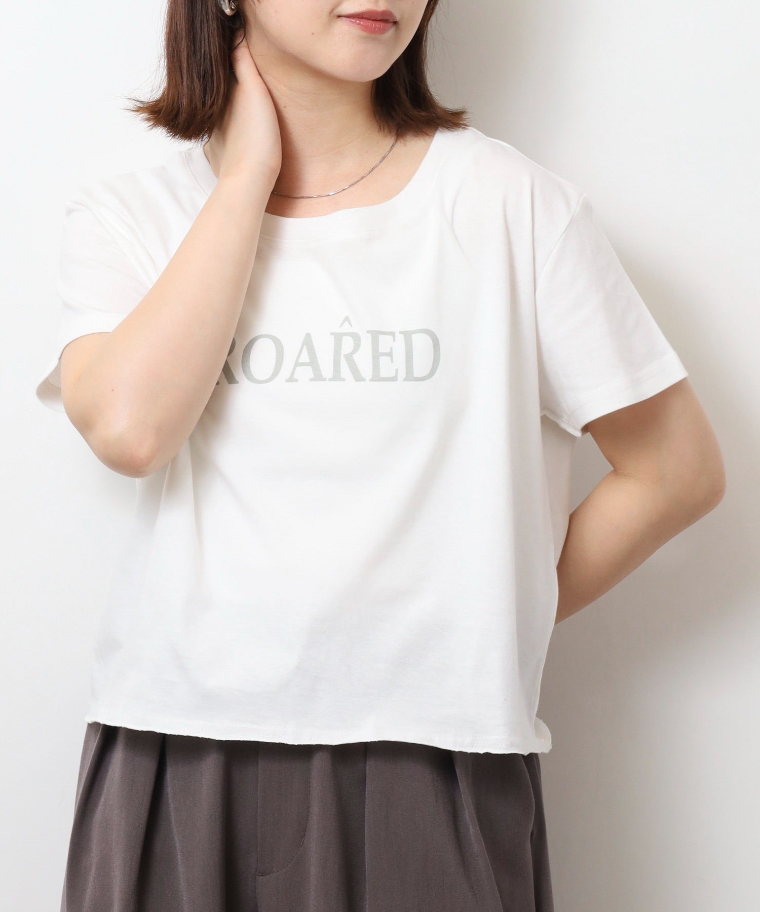 アットワン atONE ショート丈裾フリンジオーバサイズシルエットロゴプリントTシャツ （ホワイト2） ホワイト2