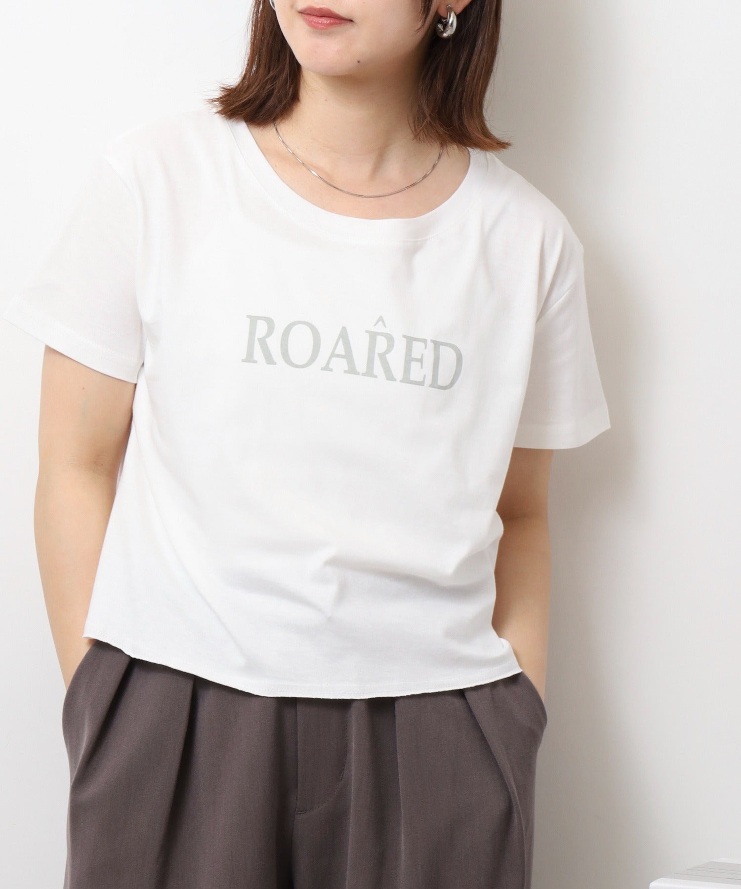 アットワン atONE ショート丈裾フリンジオーバサイズシルエットロゴプリントTシャツ （ホワイト2） ホワイト2