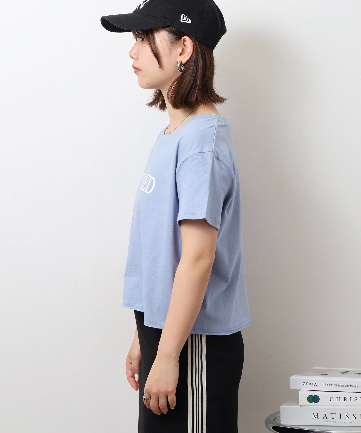 アットワン atONE ショート丈裾フリンジオーバサイズシルエットロゴプリントTシャツ （ホワイト2） ホワイト2