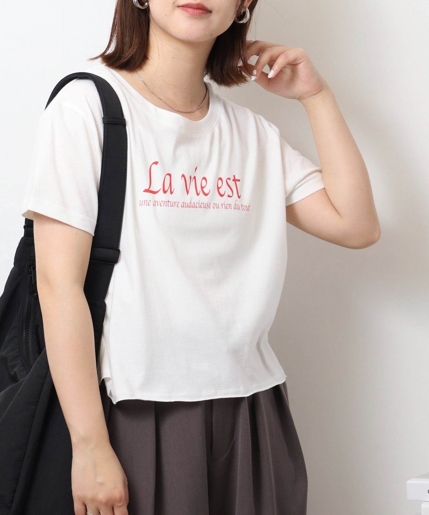 アットワン atONE ショート丈裾フリンジオーバサイズシルエットロゴプリントTシャツ （ホワイト1） ホワイト1