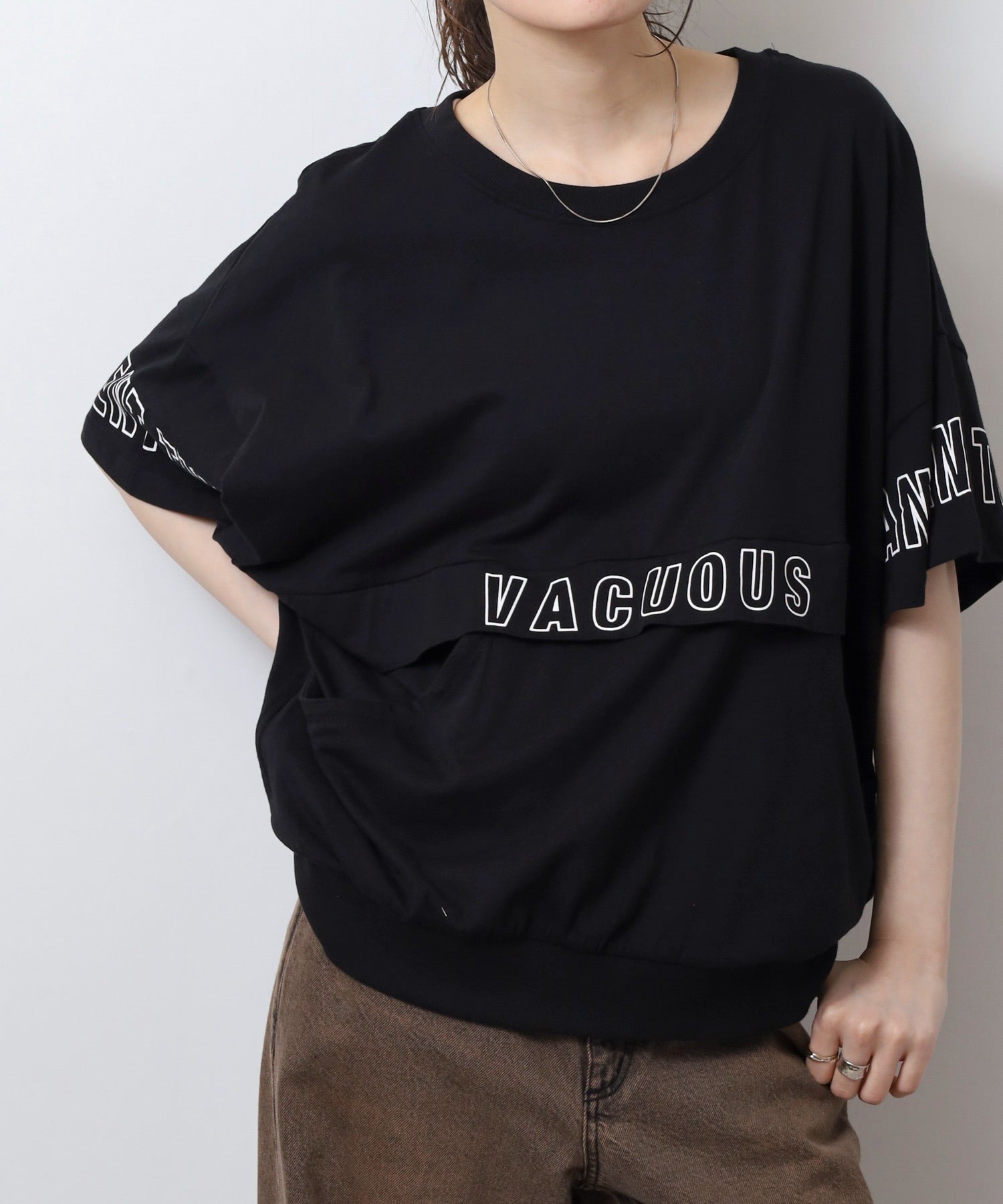 アットワン atONE ポケット付きオーバーサイズシルエットロゴプリントTシャツ （ブラック） ブラック