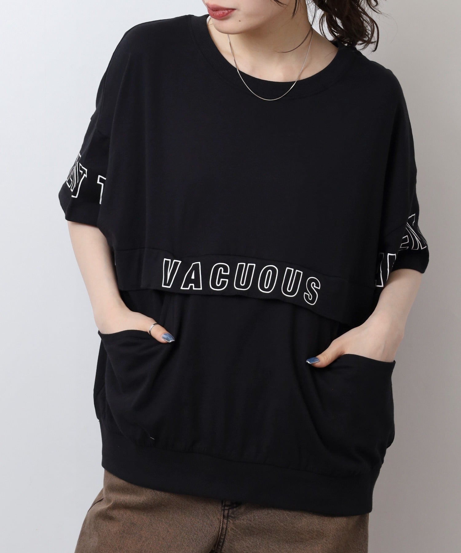 アットワン atONE ポケット付きオーバーサイズシルエットロゴプリントTシャツ （ブラック） ブラック