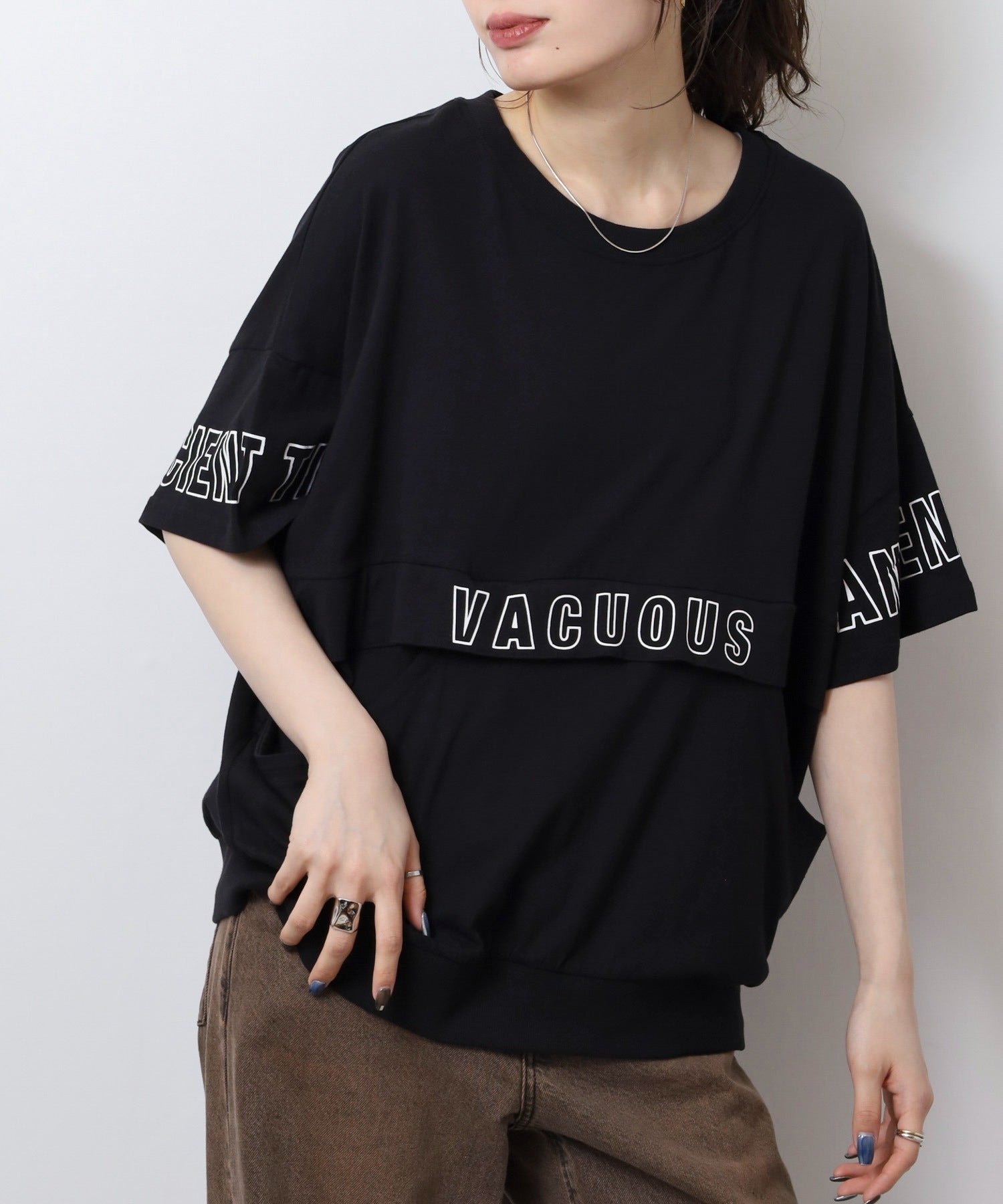 アットワン atONE ポケット付きオーバーサイズシルエットロゴプリントTシャツ （ブラック） ブラック
