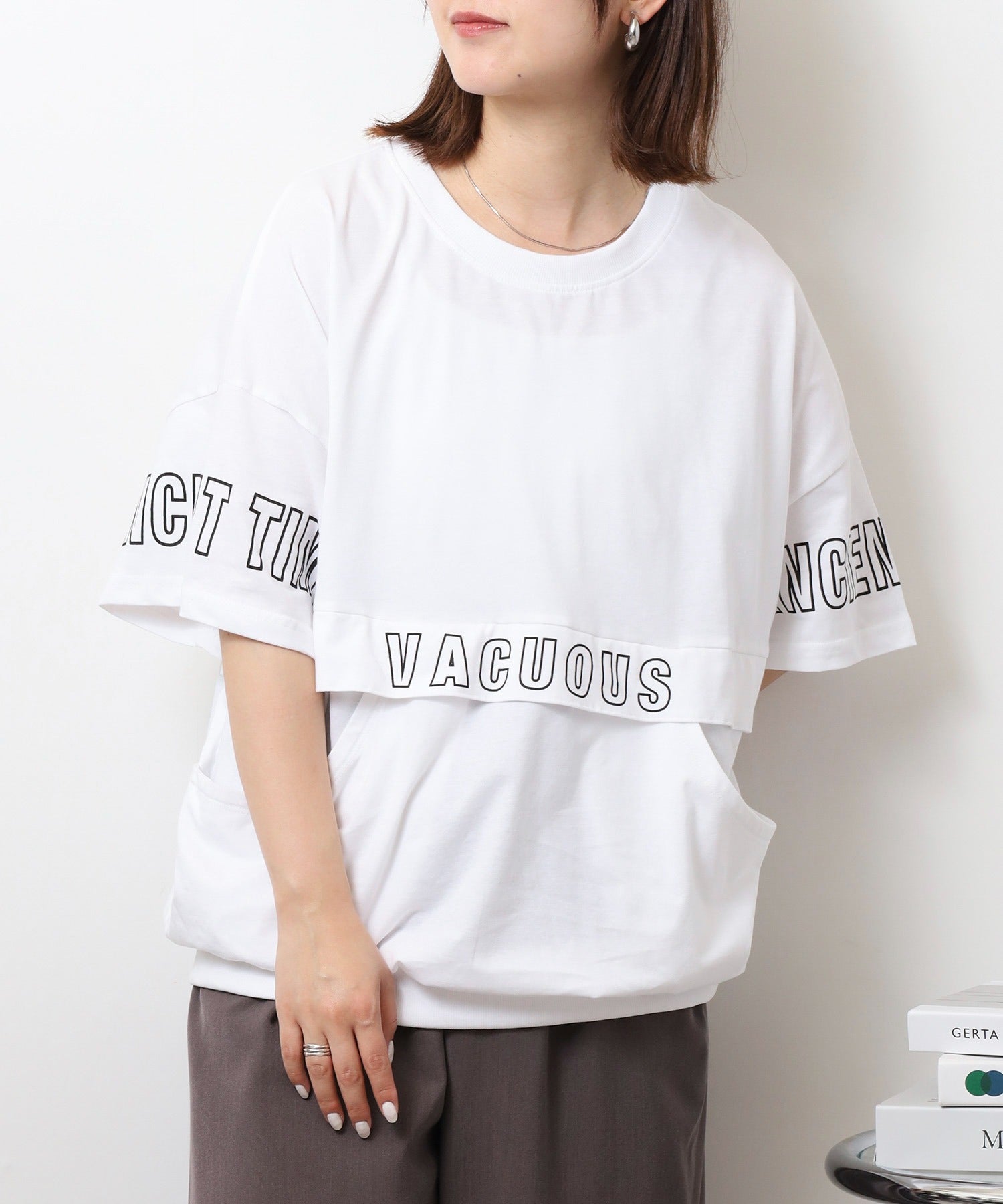 アットワン atONE ポケット付きオーバーサイズシルエットロゴプリントTシャツ （ホワイト） ホワイト