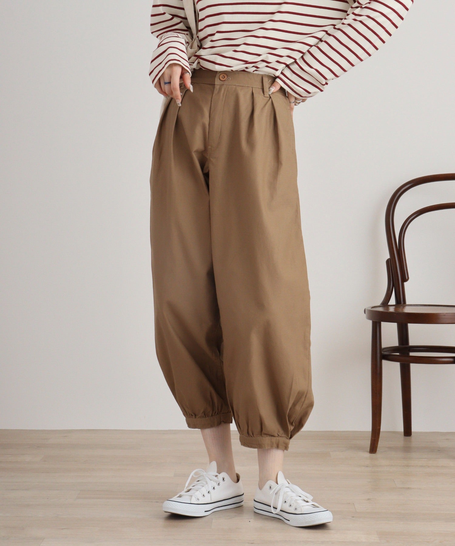 アットワン atONE タック入りカーブパンツ,ベージュ