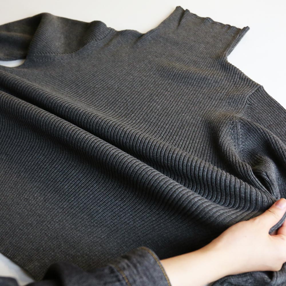 アットワン atONE タートルネックリブニット