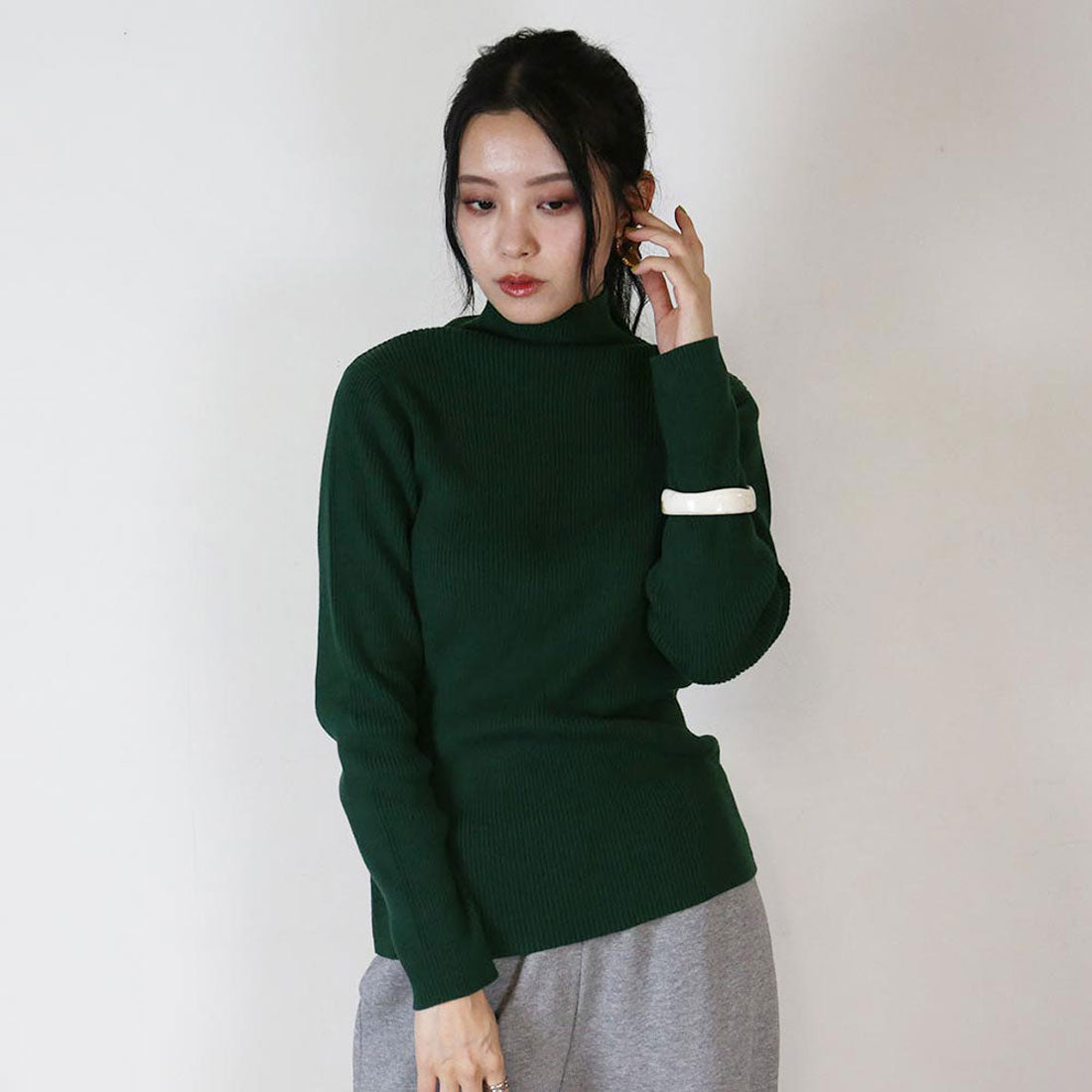 アットワン atONE タートルネックリブニット,ダークグリーン