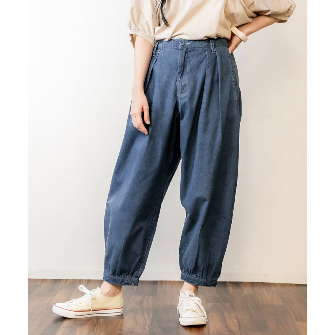 アットワン atONE タック入りアラジンデニムパンツ （BLUE） ブルー
