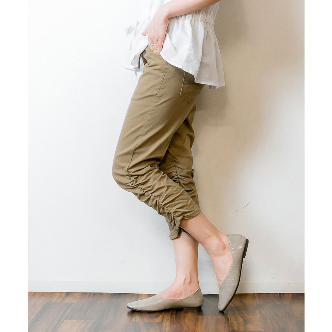アットワン atONE 裾くしゅ美脚パンツ