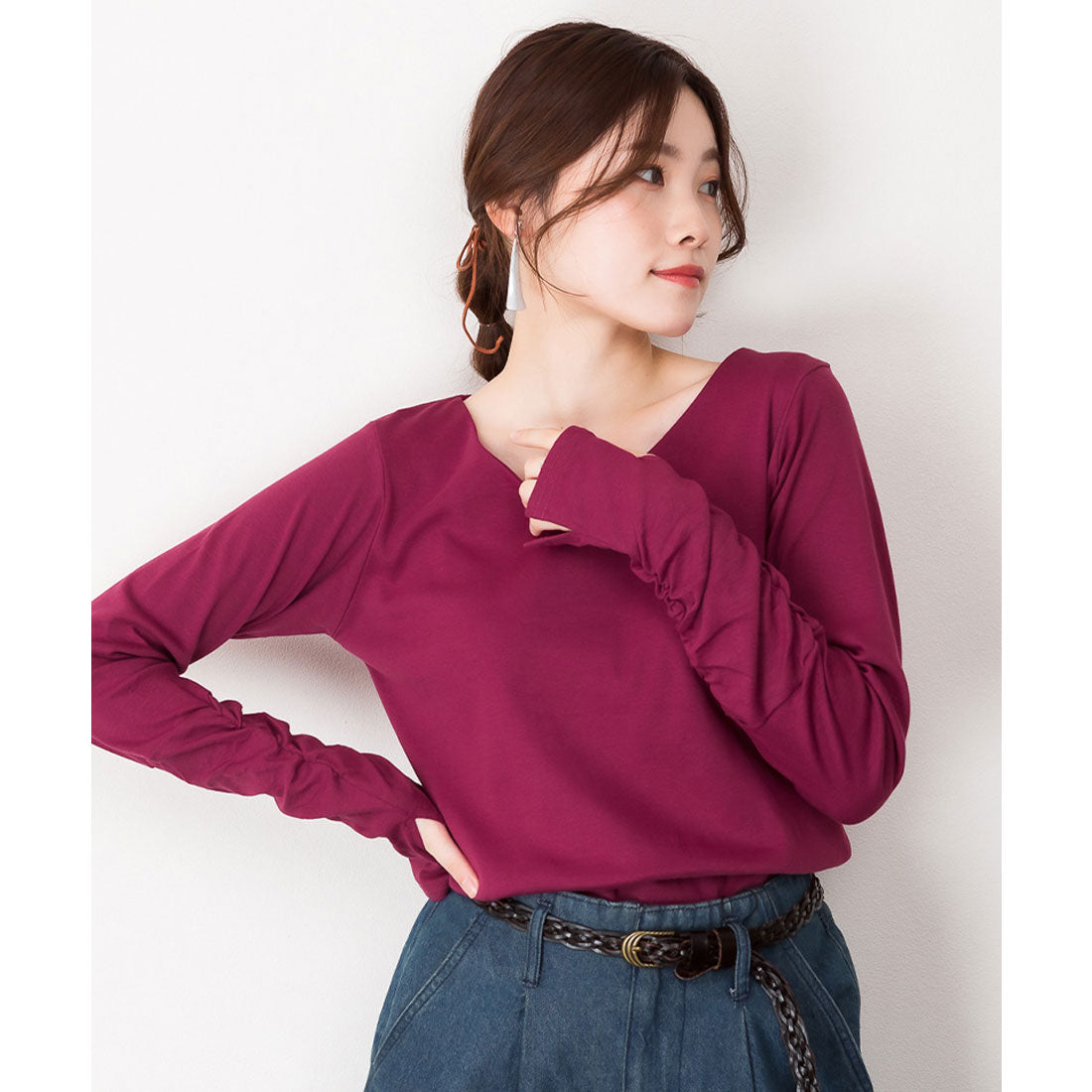 アットワン atONE Vネック指空きTシャツ （ラズベリー） ラズベリー