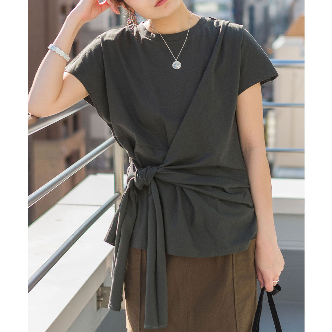 アットワン atONE 前結びアシメTシャツ,チャコールグレー