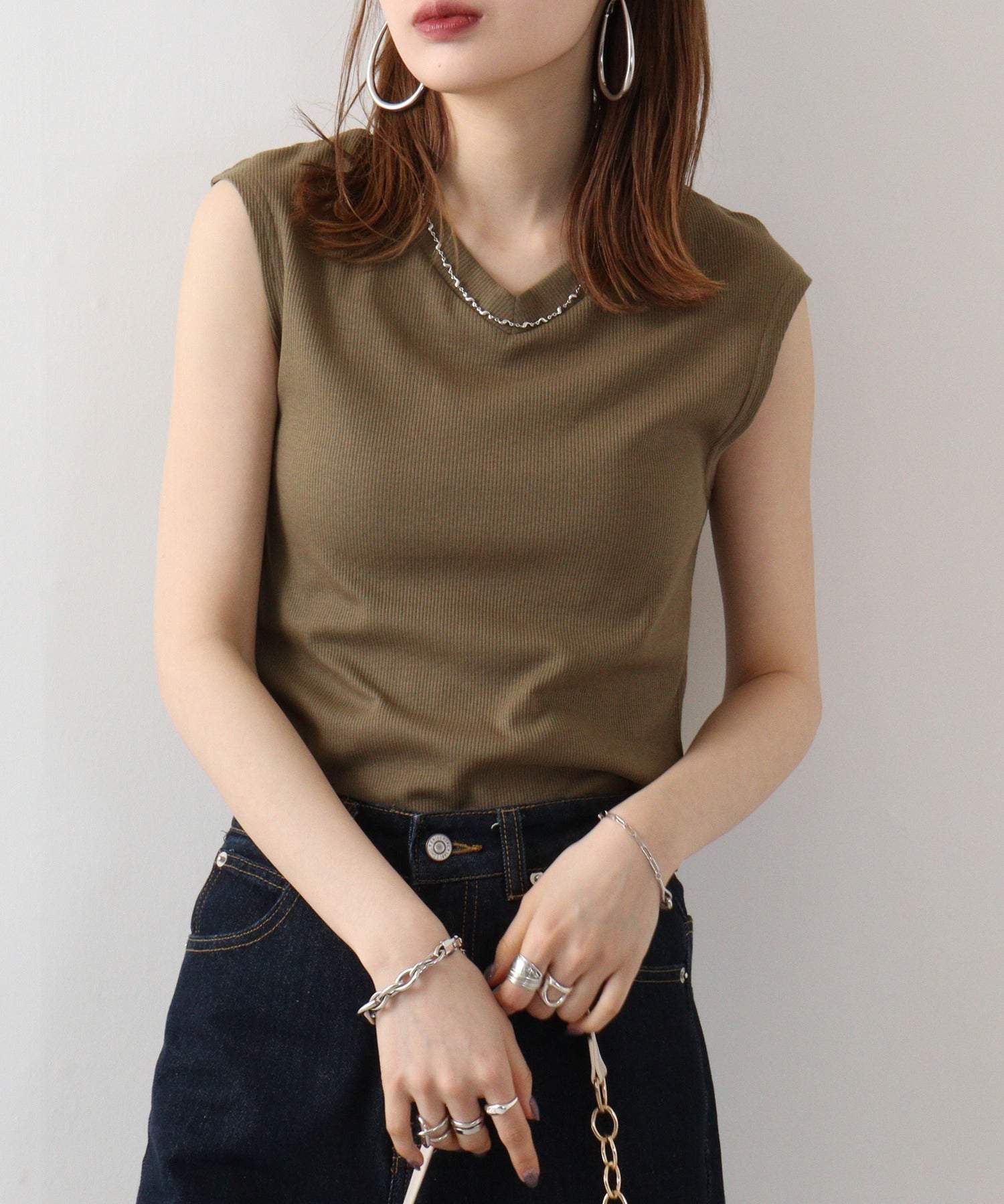 アットワン atONE Vネックリブノースリーブ,カーキ