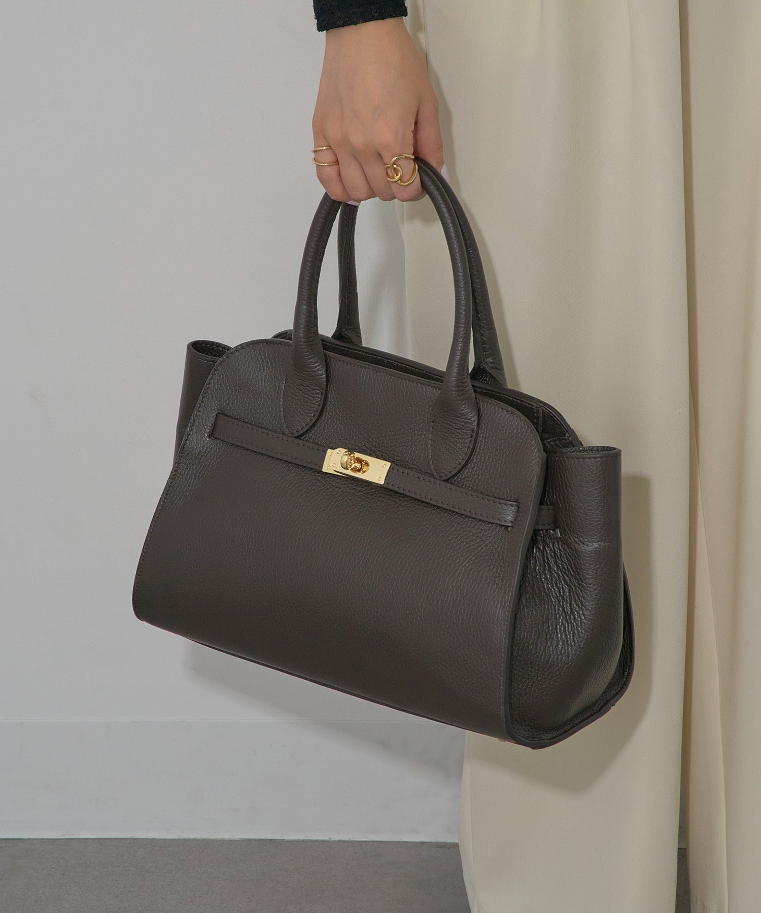 オウレンティ AULENTTI カウレザー金具ベルトショルダーバッグ DOLLARO(M&E) FB-7910-DO （ダークブラウン） ダークブラウン