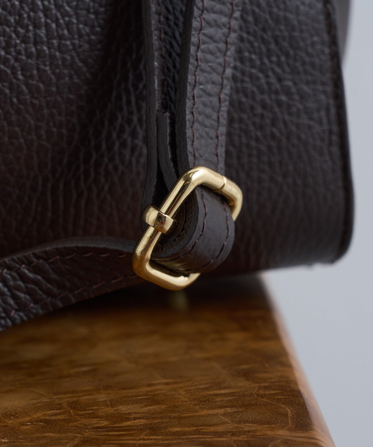 オウレンティ AULENTTI カウレザー金具ベルトショルダーバッグ DOLLARO(M&E) FB-7910-DO （ダークブラウン） ダークブラウン