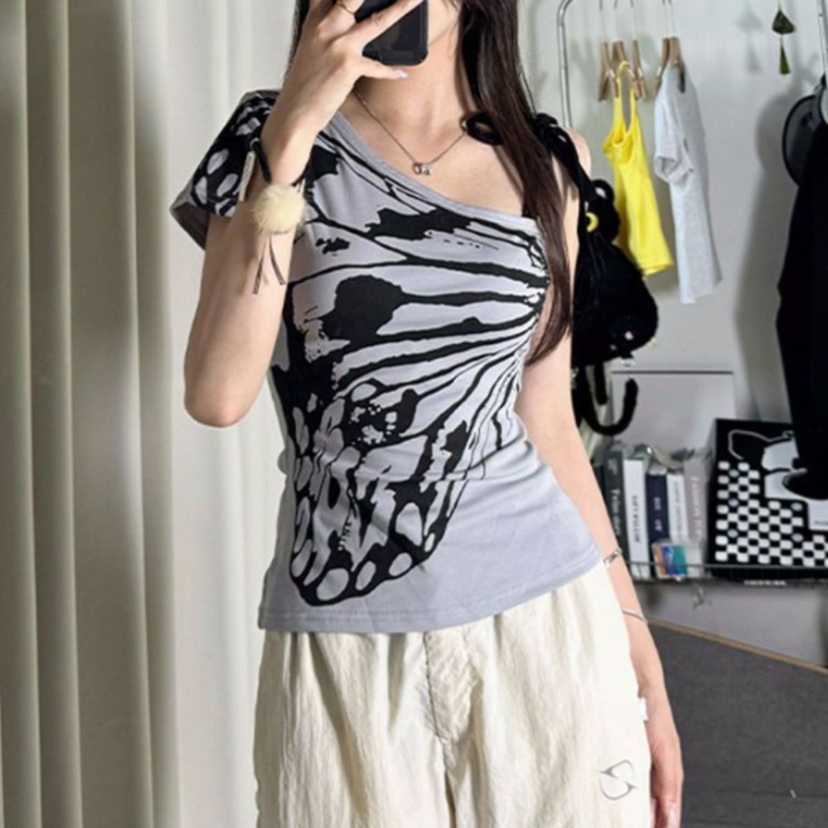 ベルシー Belle Cie Tシャツ トップス 半袖 ワンショル タイト アシンメトリー 夏 レディース 韓国ファッション バタフライ 蝶 おしゃれ Y2K ビジュアル系 細身 （ライトグレー） ライトグレー