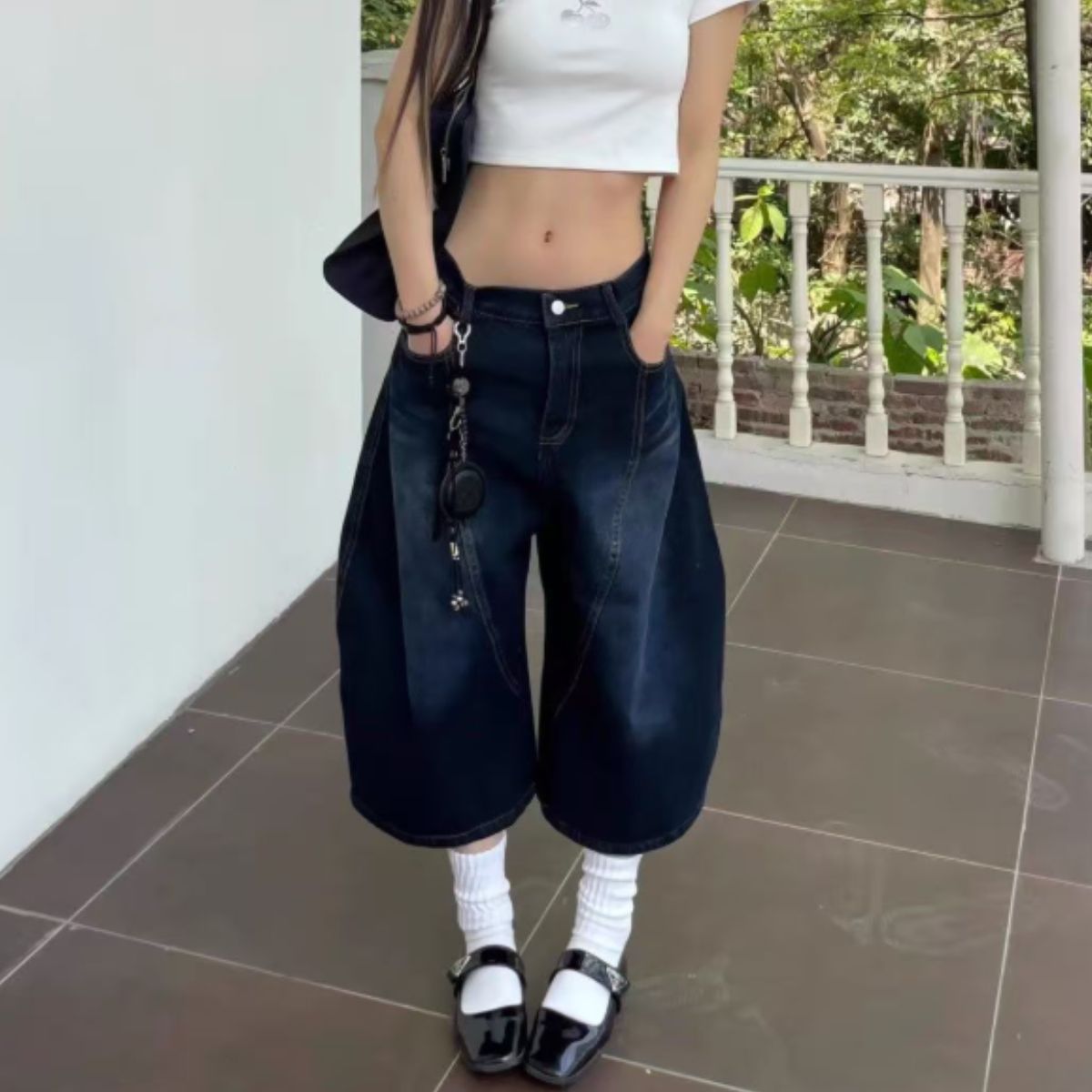ベルシー Belle Cie デニムパンツ ワイドパンツ ジーンズ クロップド 半端丈 カーブ レディース 韓国ファッション ロゴ入り 立体カット Y2K ボリューム 個性派 夏 （ネイビー） ネイビー