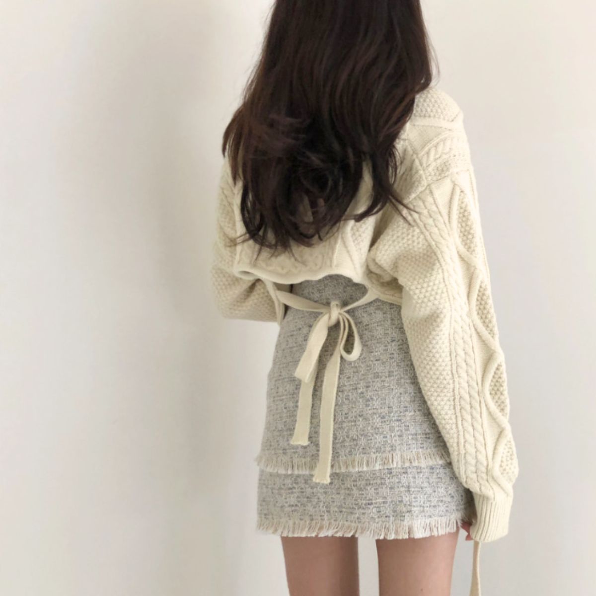 ベルシー Belle Cie ニット バックリボン プルオーバー トップス ケーブル Vネック レディース 韓国ファッション ショート丈 短丈 おしゃれ クロップド シンプル 柄 （アイボリー） アイボリー