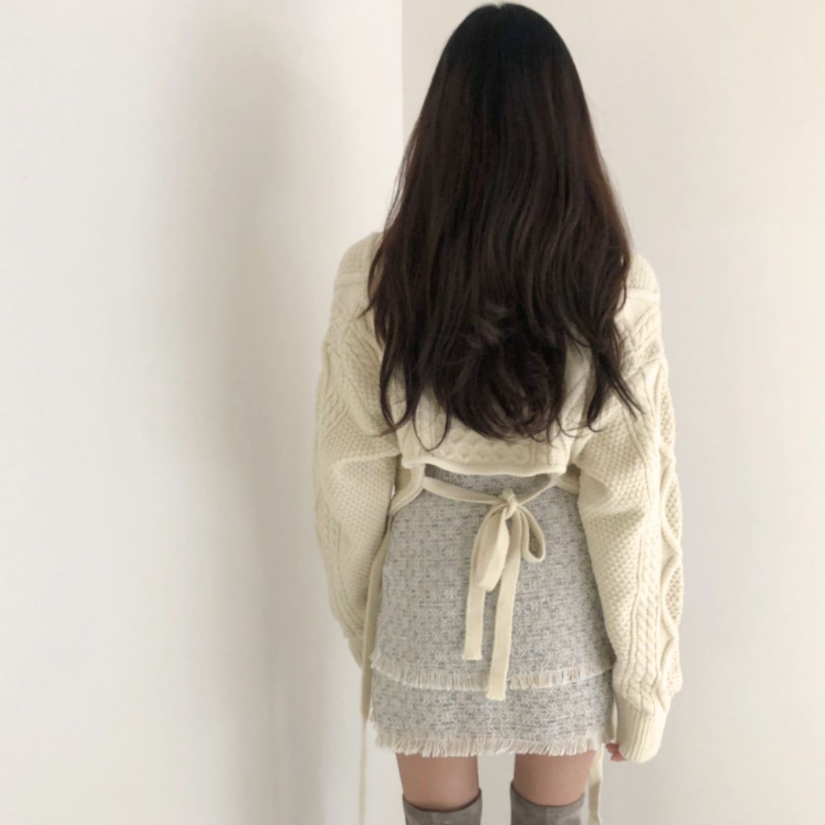 ベルシー Belle Cie ニット バックリボン プルオーバー トップス ケーブル Vネック レディース 韓国ファッション ショート丈 短丈 おしゃれ クロップド シンプル 柄 （アイボリー） アイボリー