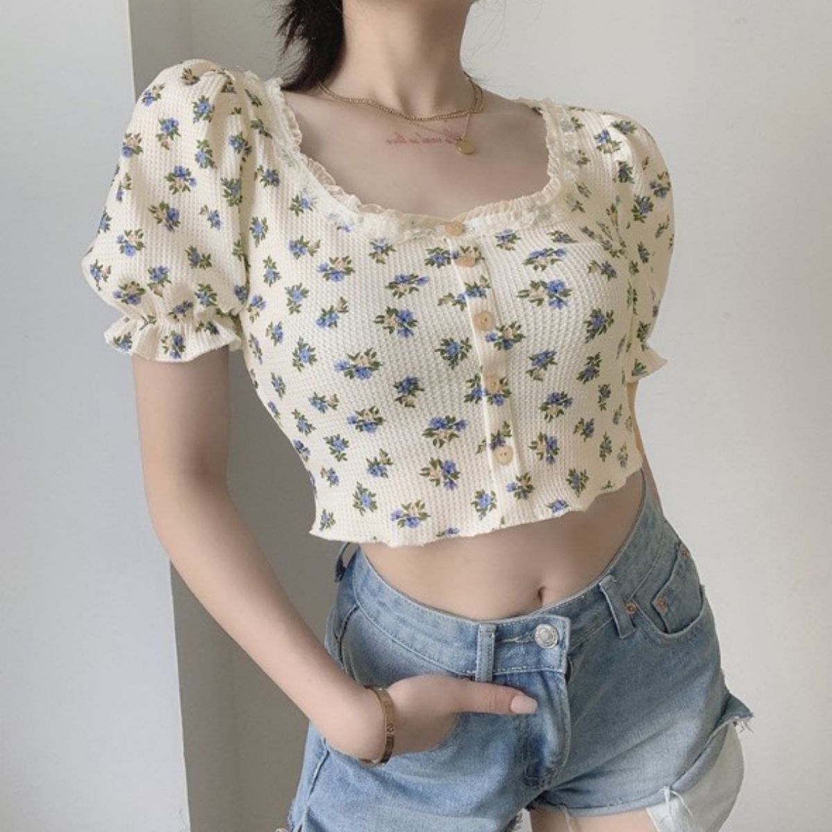Belle Cie T卹短袖短版花卉圖案小花褶邊少女夏季女裝韓版時尚街頭女性運動酷白色