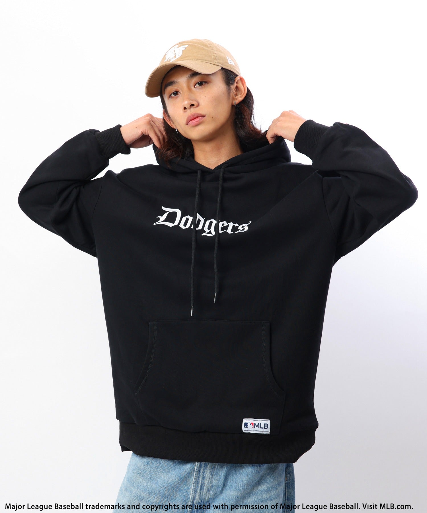 バック トゥー ザ フィールド （ビーティーティーエフ） BACK TO THE FIELD (BTTF) 【MLB】刺繍ロゴフーディー （ブラック） ブラック