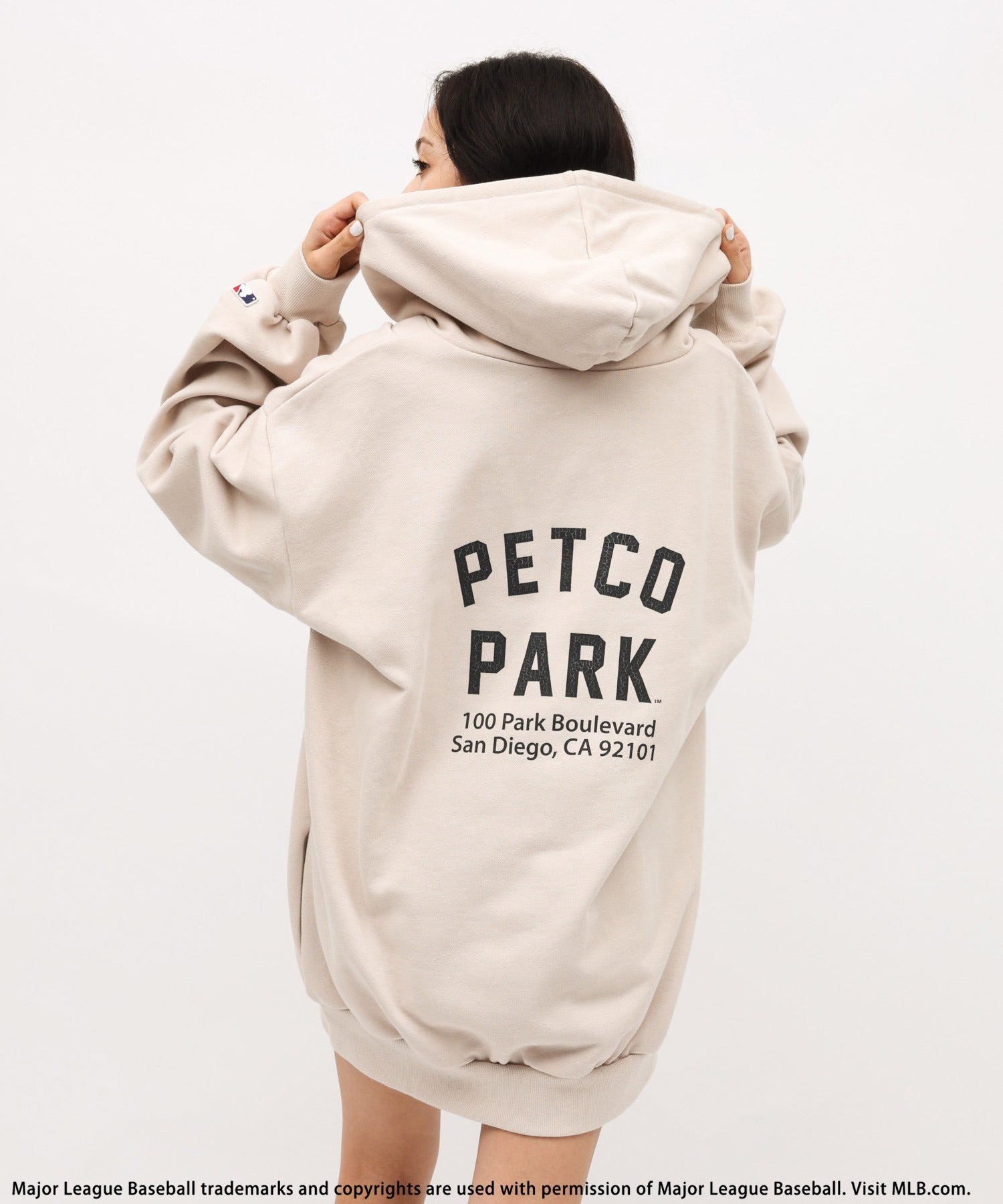 バック トゥー ザ フィールド （ビーティーティーエフ） BACK TO THE FIELD (BTTF) 【MLB】クラックプリントパーカーワンピース （オフホワイト） オフホワイト