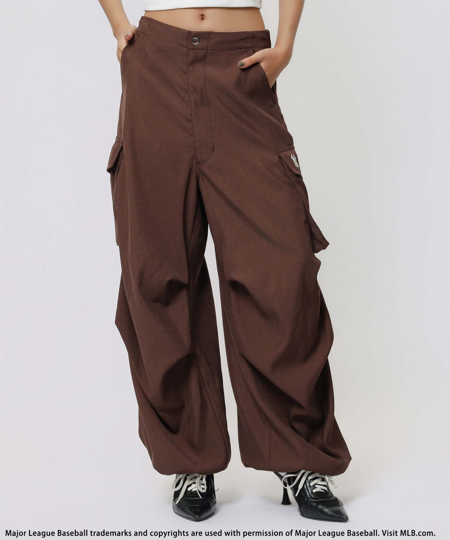 バック トゥー ザ フィールド （ビーティーティーエフ） BACK TO THE FIELD (BTTF) 【MLB】タックカーゴパンツ （ブラウン） ブラウン