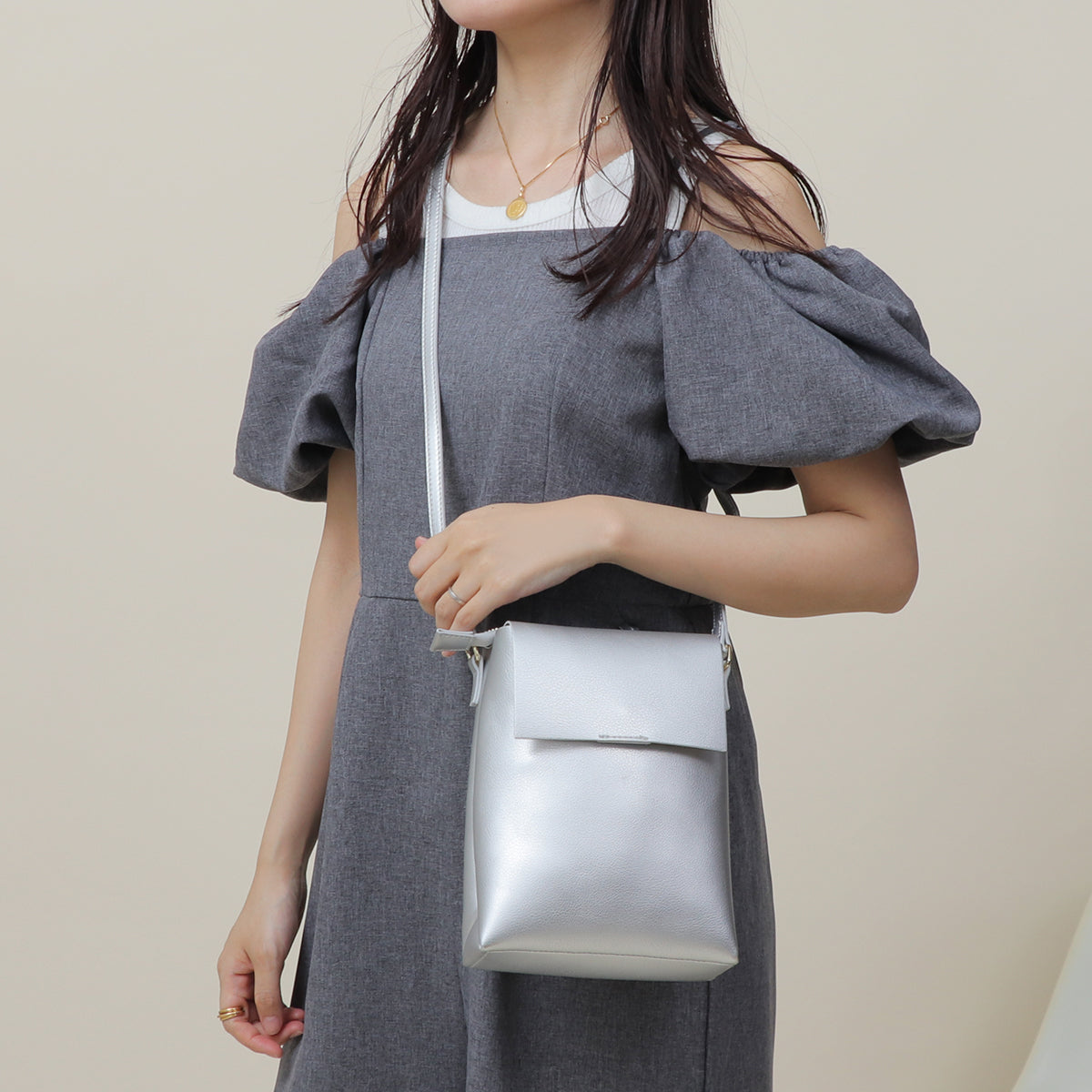 ベース BASE 【軽量】3層 レザー ミニ ショルダーバッグ （シルバー） シルバー