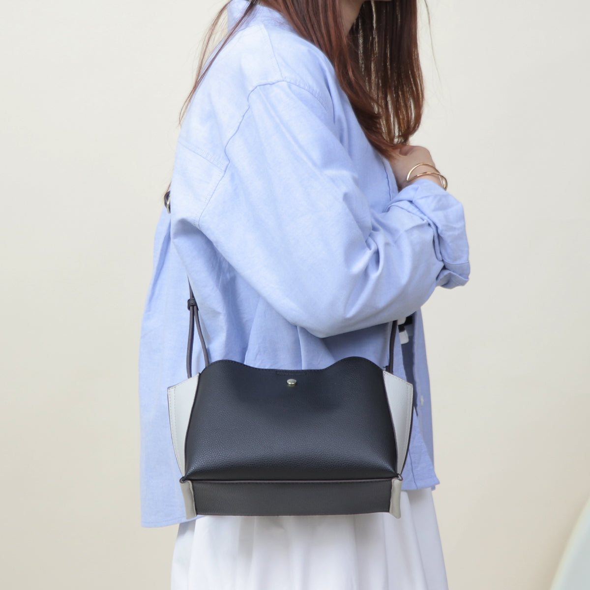 【500mlペットボトル収納可】3層仕様 フェイクレザー ショルダーバッグ ブラック×グレー