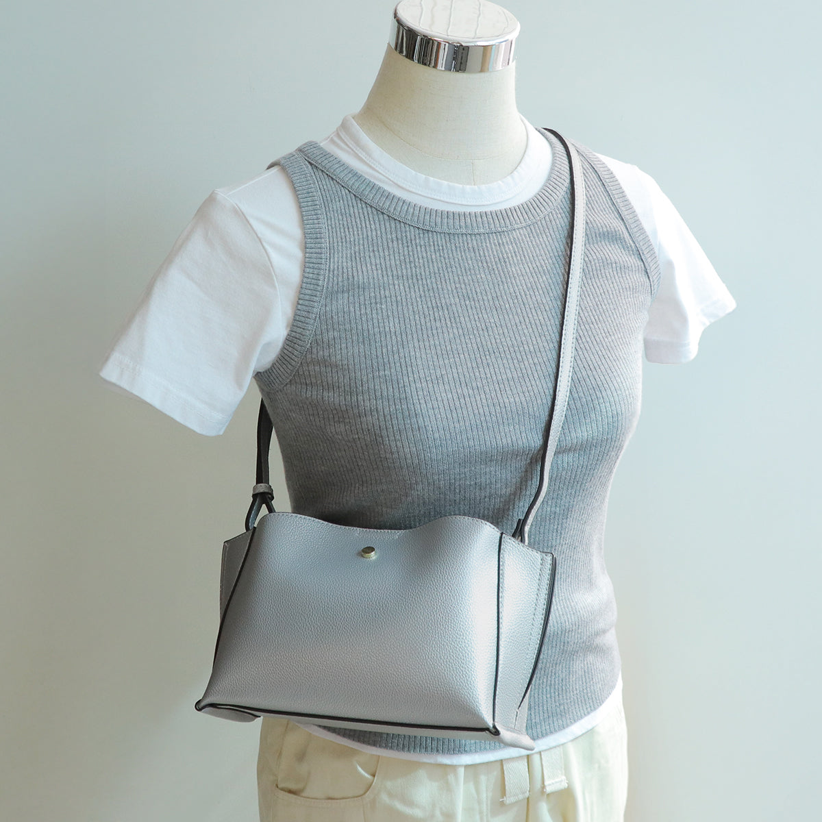 【500mlペットボトル収納可】3層仕様 フェイクレザー ショルダーバッグ シルバー