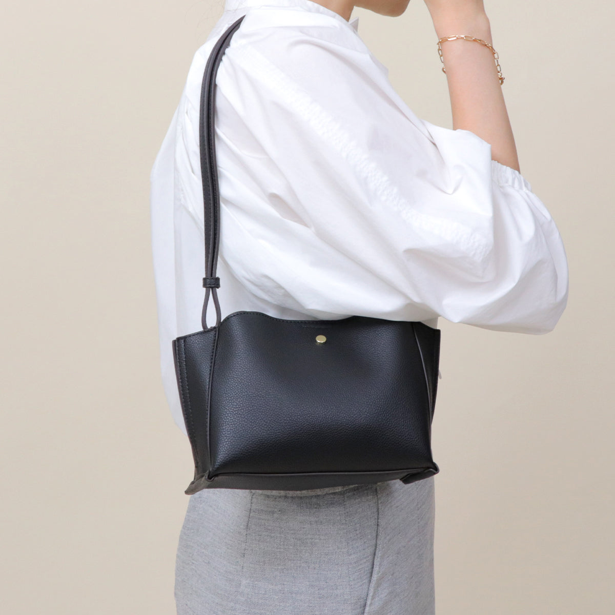 【500mlペットボトル収納可】3層仕様 フェイクレザー ショルダーバッグ ブラック