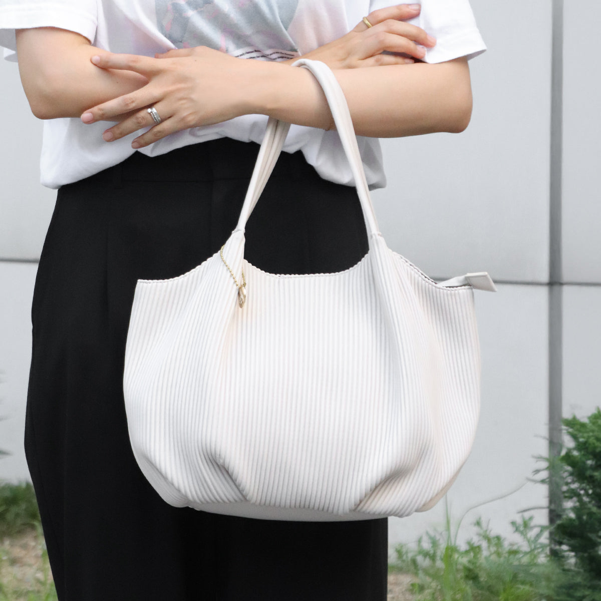 【500mlペットボトル収納可】ラウンド型 プリーツデザイン トートバッグ アイボリー
