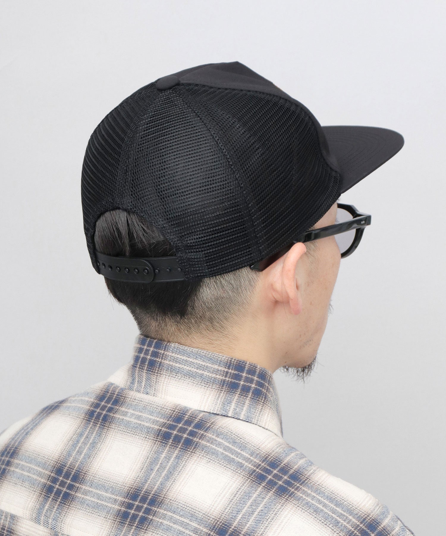 ベーシックエンチ Basiquenti 平ツバ メッシュ トラッカーキャップ （ネイビー） ネイビー