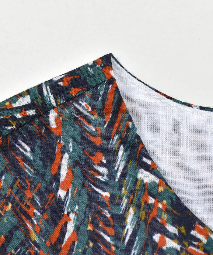BeBe 【Matching】【DEVEAUX】Graphic Tiered Blouse