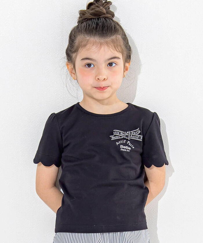 ベベ BeBe スカラップ袖ロゴリボンスムースTシャツ