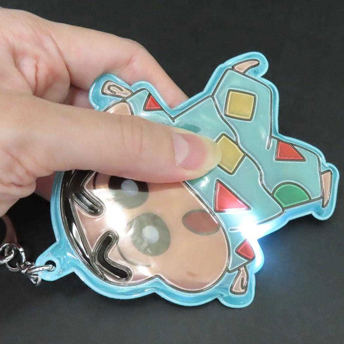 シネマコレクション cinemacollection クレヨンしんちゃん キーリング ぴかぴかキーホルダー2 しんちゃん パジャマ  ライト付き 光る 名札 アニメキャラクター グッズ グリーン