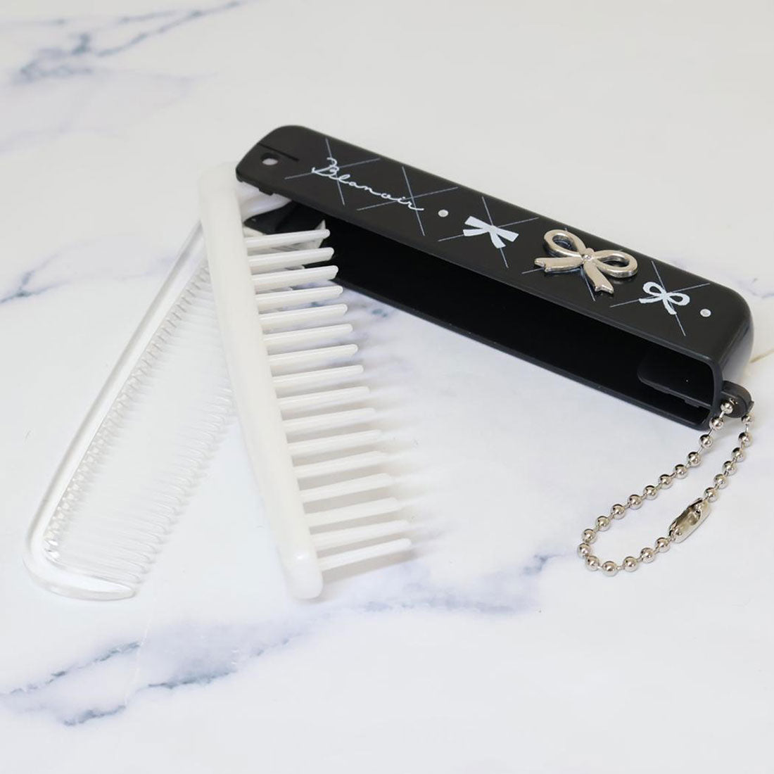 シネマコレクション cinemacollection モノトーンリボンコスメ ヘアブラシ 折りたたみブラシ＆コーム blanoir リボン カミオジャパン プレゼント かわいい 折りたたみくし かわいい グッズ 【返品不可商品】 他