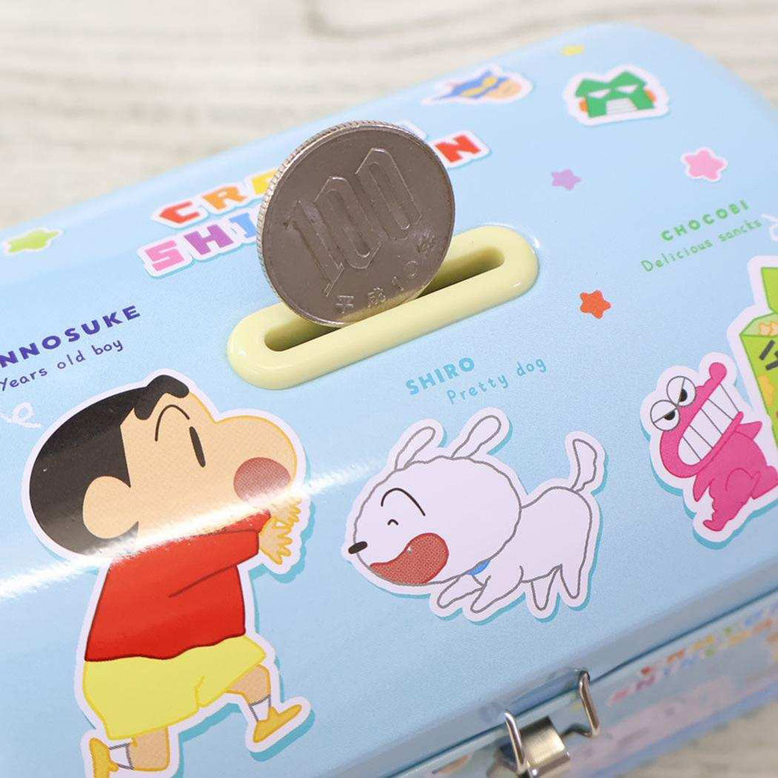シネマコレクション cinemacollection クレヨンしんちゃん 貯金箱 カギ付き缶バンク ステッカー ティーズファクトリー プレゼント アニメキャラクター グッズ 他