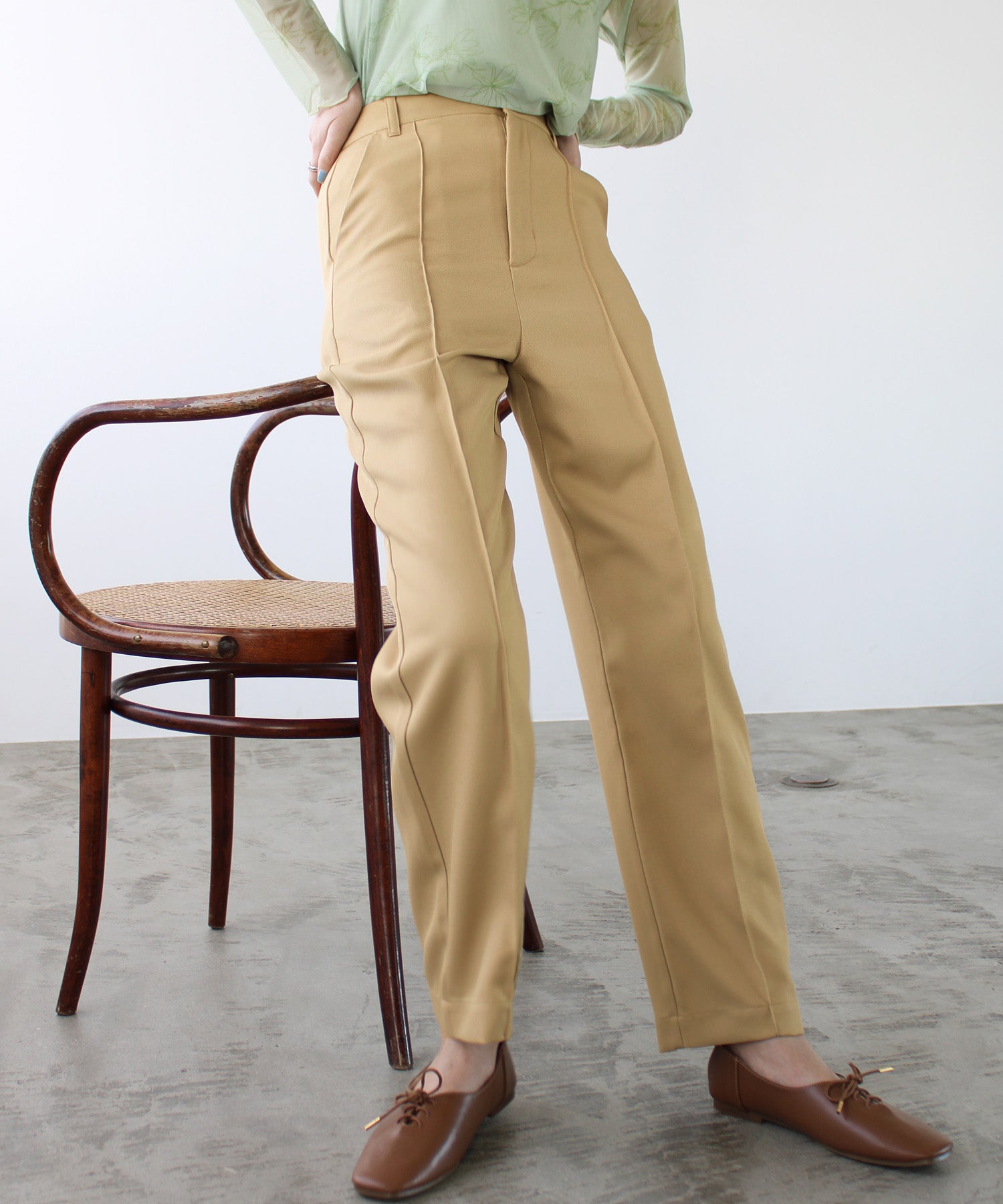 エヌエフ n.f. センタータックストレートパンツ,ベージュ