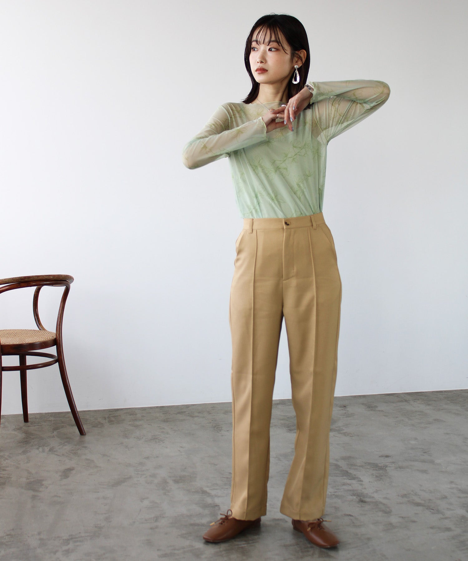 エヌエフ n.f. センタータックストレートパンツ
