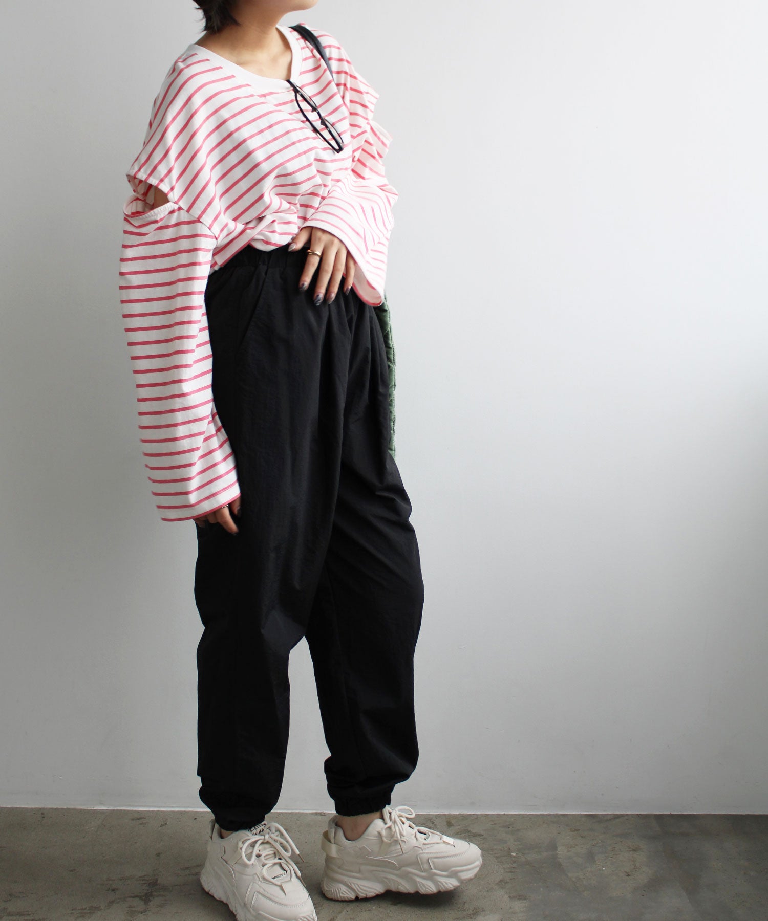エヌエフ n.f. シャカシャカ素材ジョガーパンツ