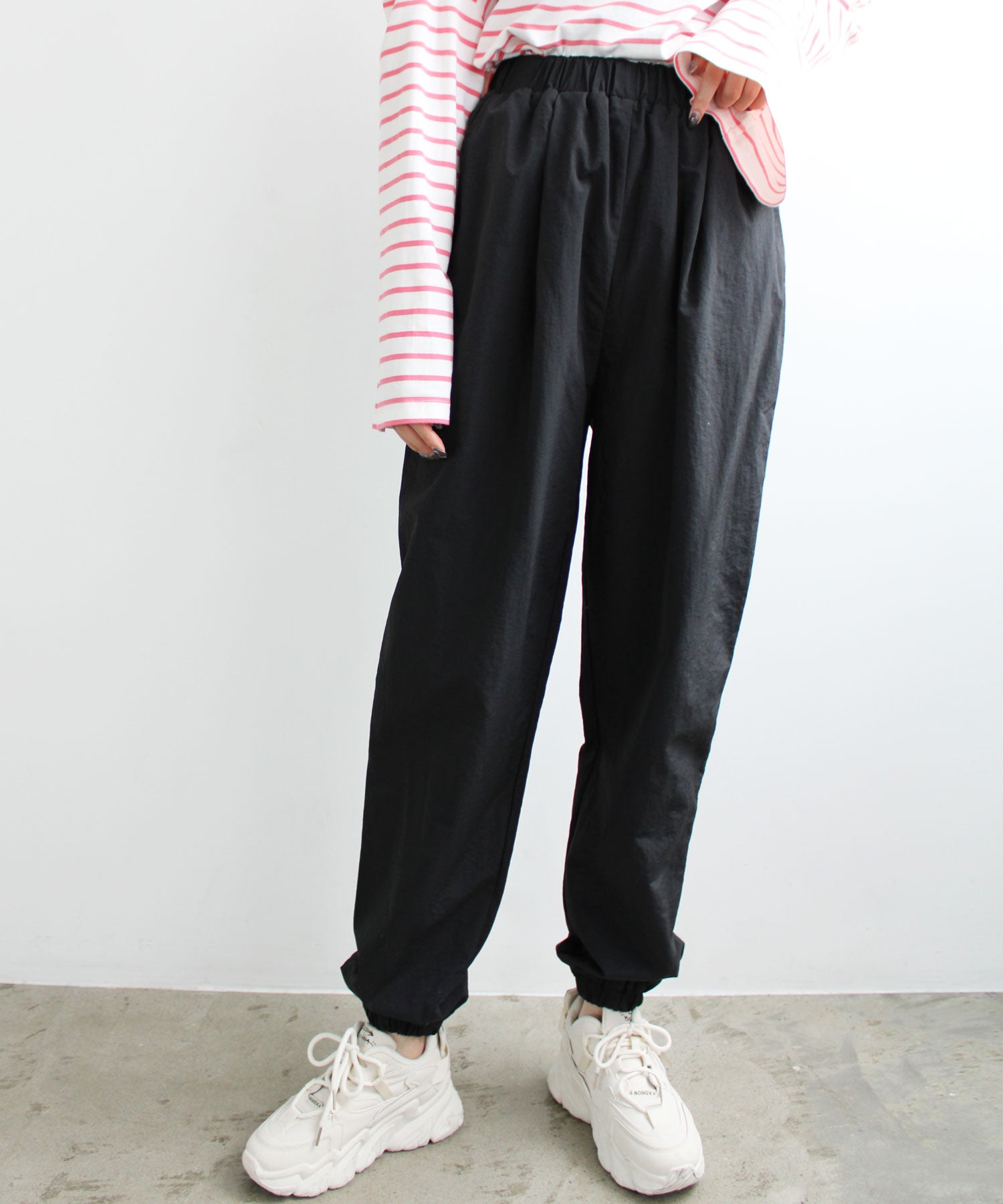 エヌエフ n.f. シャカシャカ素材ジョガーパンツ,ブラック