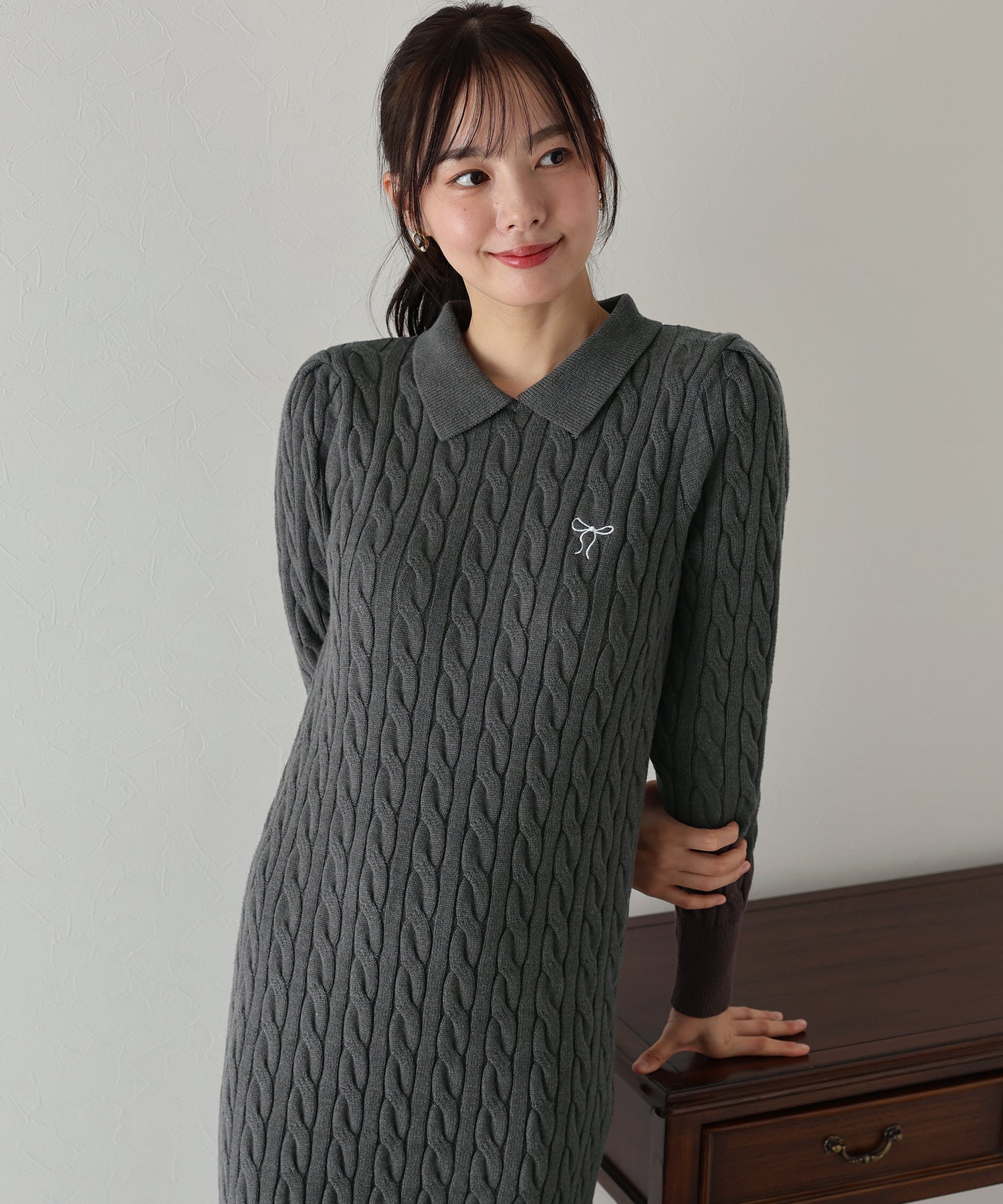 ブルーイースト BLUEEAST リボン刺繍ポロケーブルニットワンピース