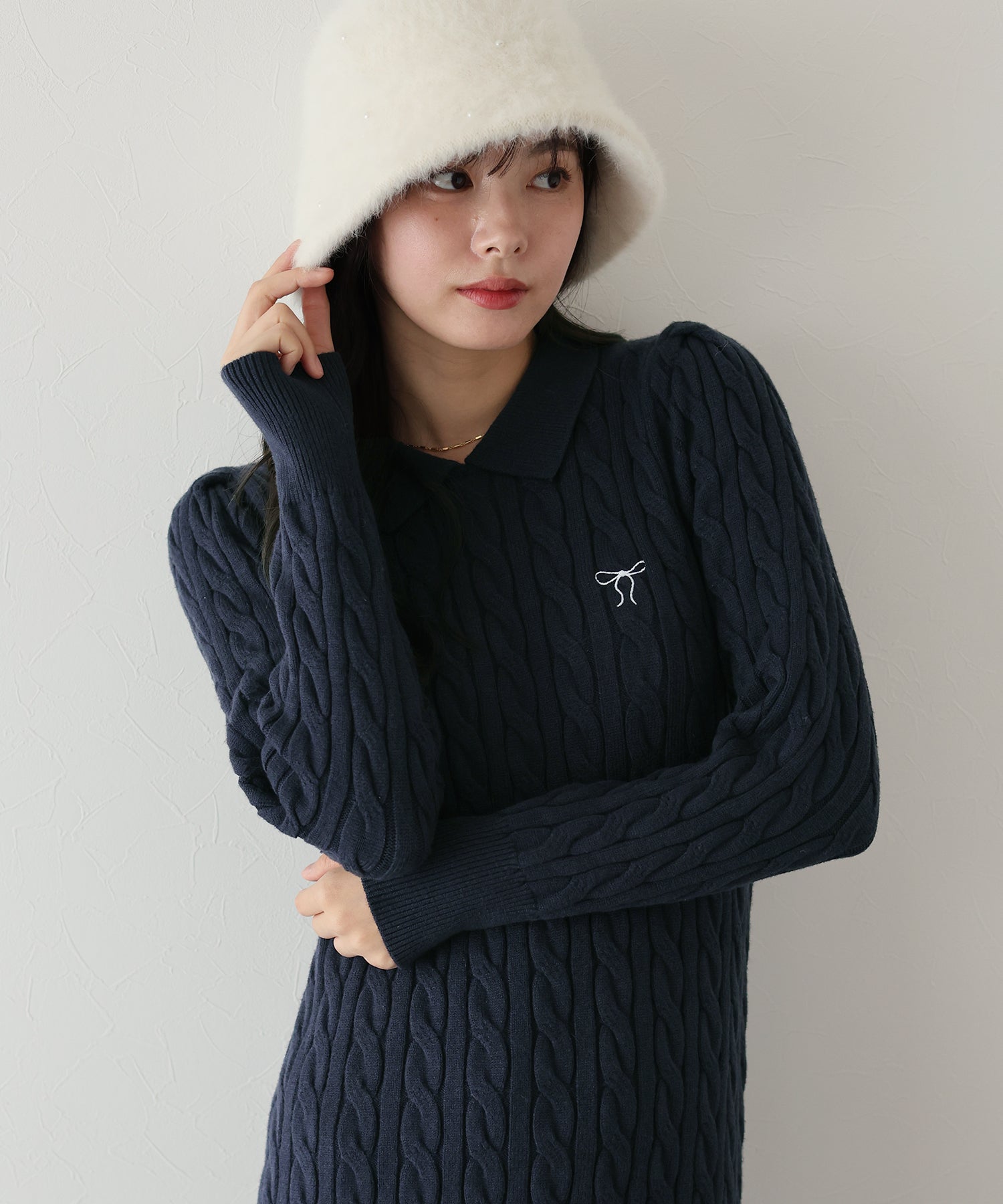 ブルーイースト BLUEEAST リボン刺繍ポロケーブルニットワンピース