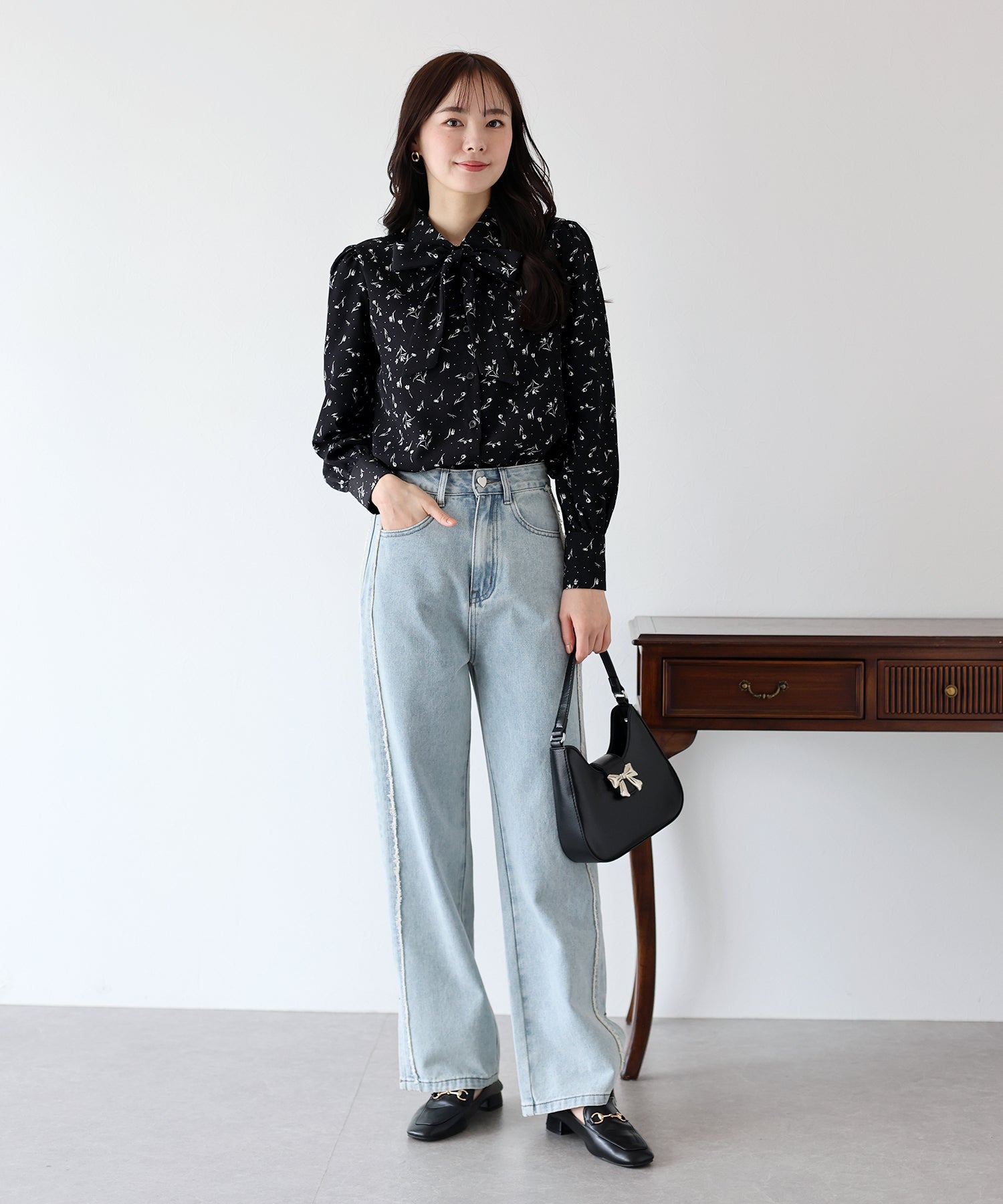 ブルーイースト BLUEEAST ボウタイリボンブラウス （花柄・ブラック） 花柄・ブラック