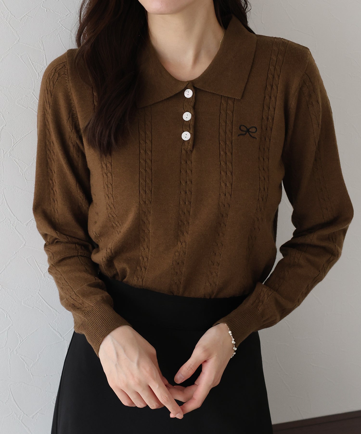 ブルーイースト BLUEEAST ワンポイントリボン刺繍ケーブルニット （ブラウン） ブラウン