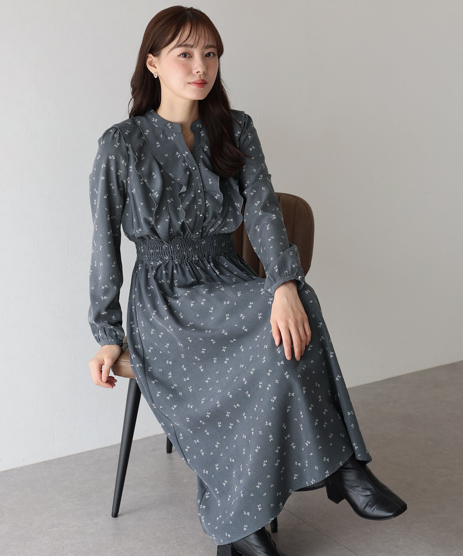 ブルーイースト BLUEEAST フラワープリントフリルワンピース （グレー） グレー