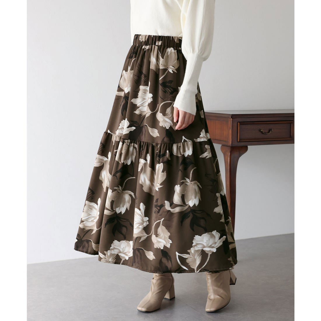 ブルーイースト BLUEEAST フラワーティアードスカート （グレー） グレー