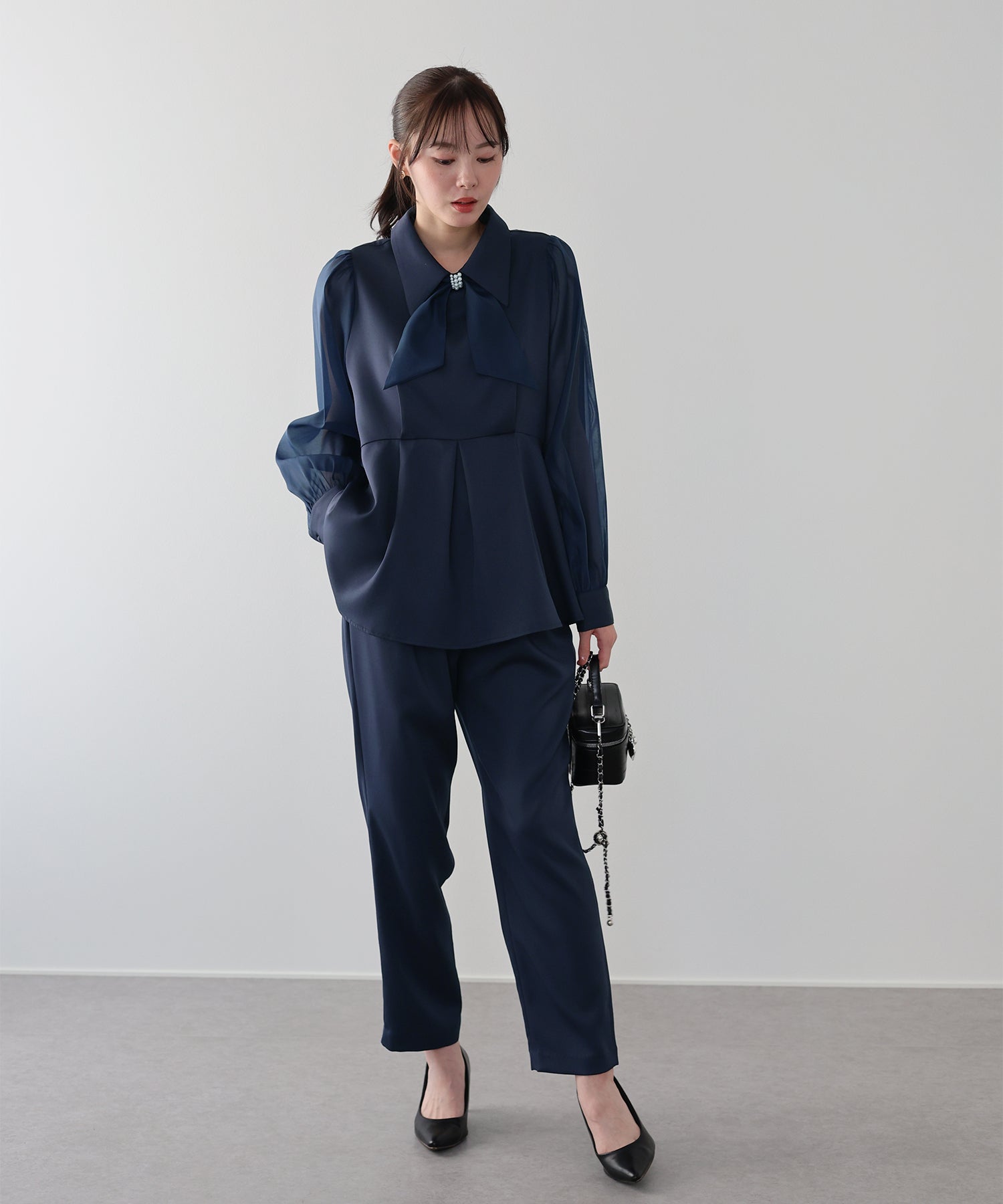 ブルーイースト BLUEEAST パールモチーフペプラムブラウス＆パンツセット 卒業式 入学式 結婚式 成人式 二次会 同窓会 セレモニー （ネイビー） ネイビー