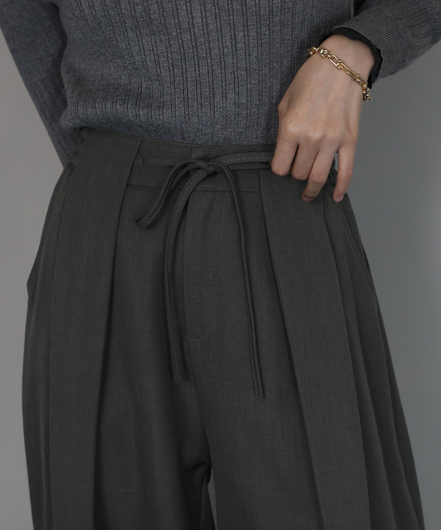 ジェーバイブルー J by blue タックワイドパンツ （チャコールグレー） チャコールグレー